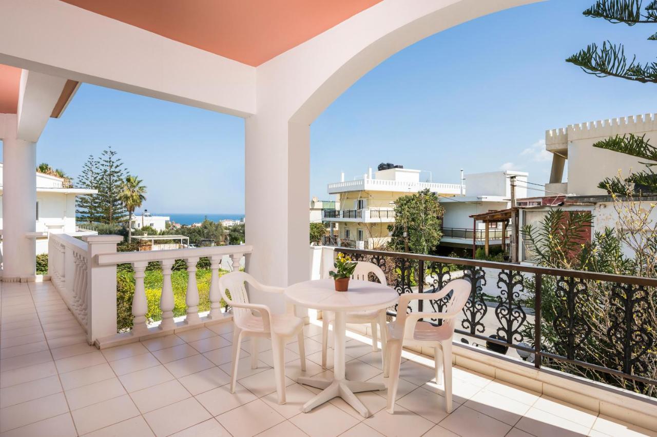Captain Michalis Apartments Galatas  Екстер'єр фото