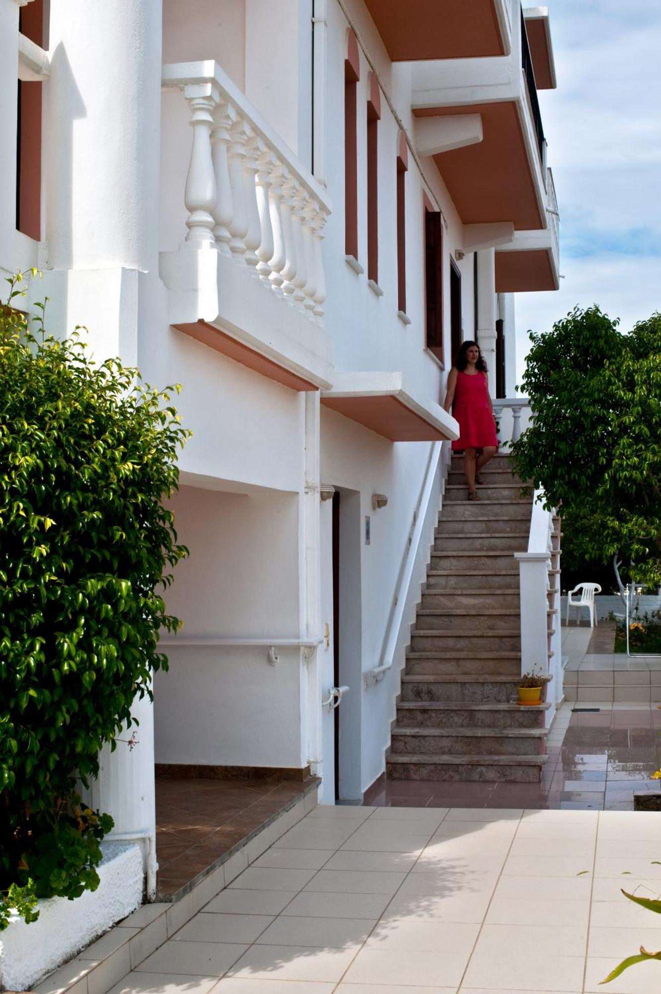 Captain Michalis Apartments Galatas  Екстер'єр фото