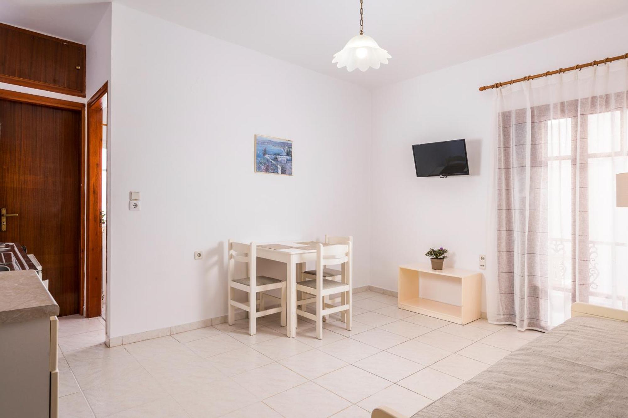 Captain Michalis Apartments Galatas  Екстер'єр фото