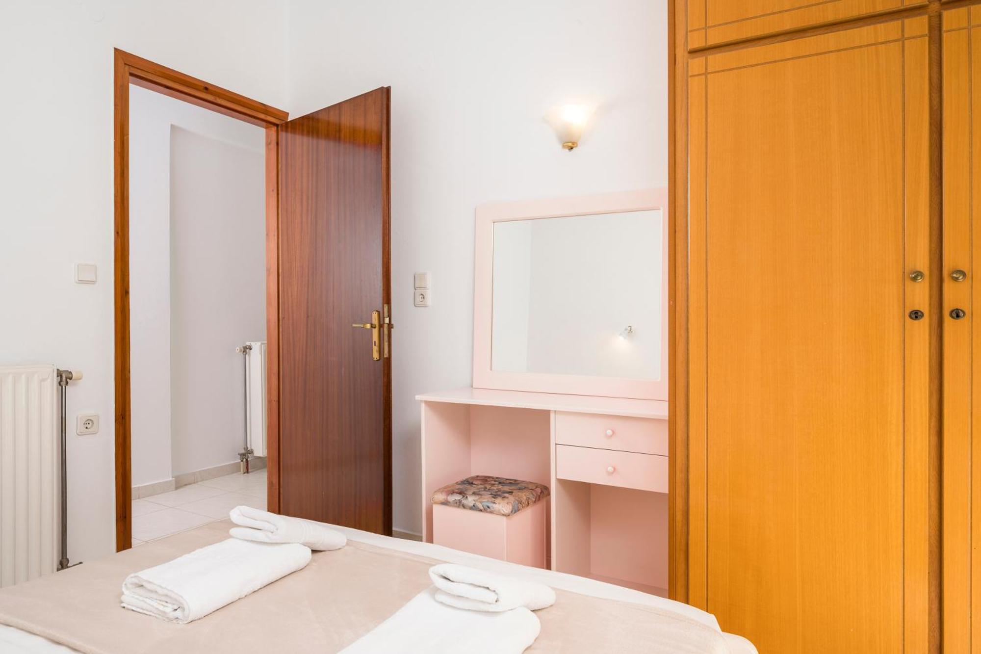 Captain Michalis Apartments Galatas  Екстер'єр фото